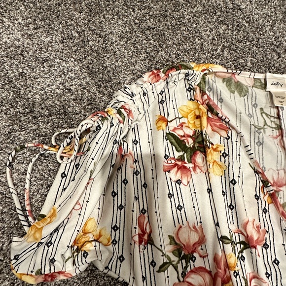 Daytrip XS women’s v neck floral  light cream base. Like new. Worn twice. - Picture 5 of 6